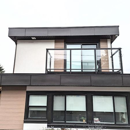 Centrally Located, Modern, 2 Bedroom Home Vancouver Eksteriør billede
