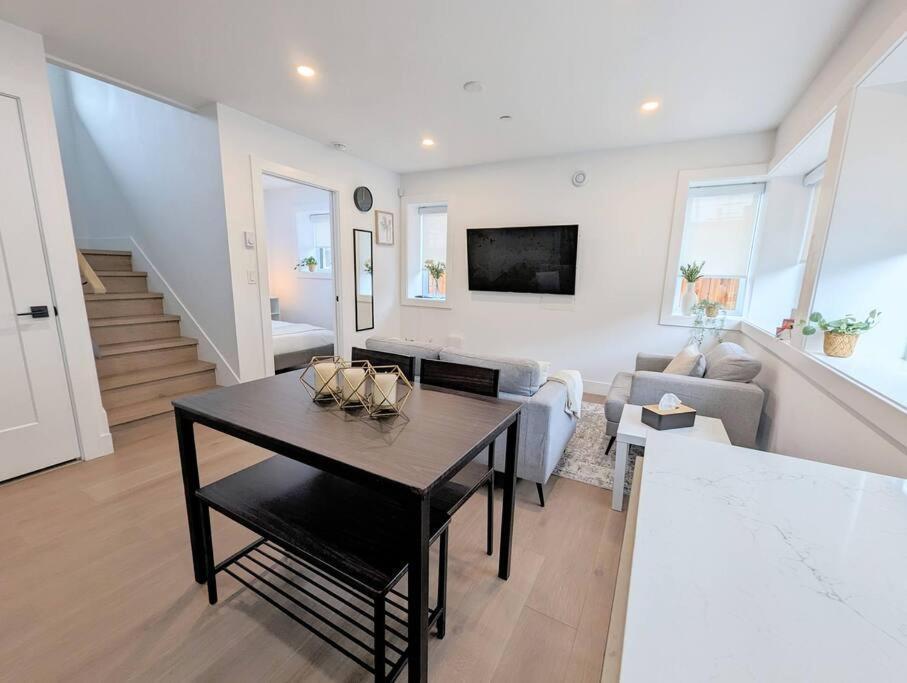 Centrally Located, Modern, 2 Bedroom Home Vancouver Eksteriør billede