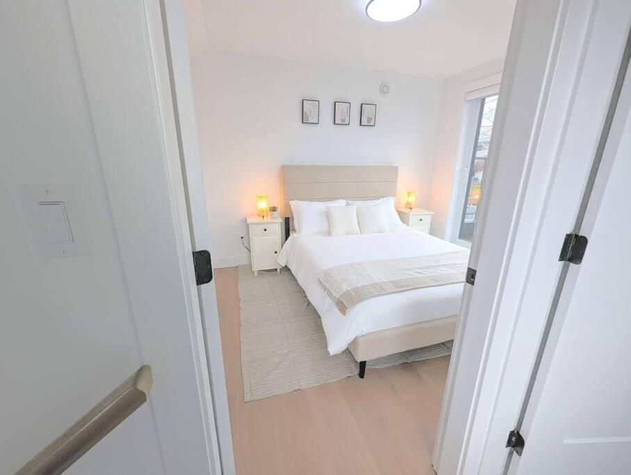 Centrally Located, Modern, 2 Bedroom Home Vancouver Eksteriør billede