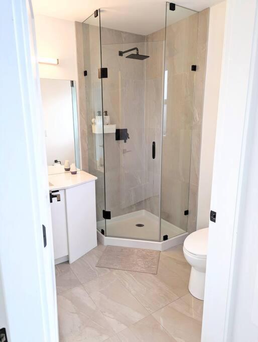 Centrally Located, Modern, 2 Bedroom Home Vancouver Eksteriør billede