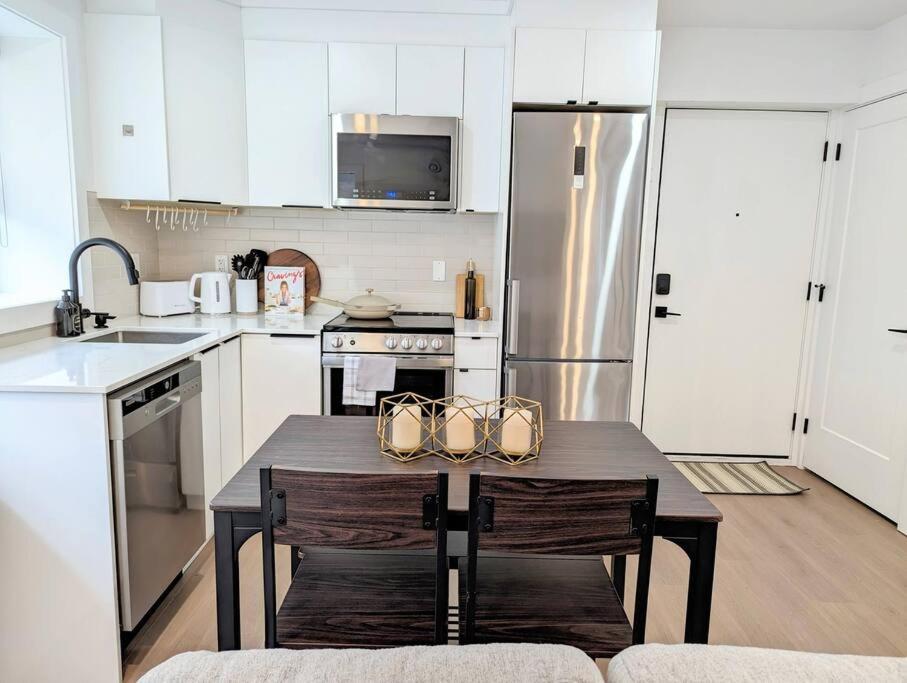 Centrally Located, Modern, 2 Bedroom Home Vancouver Eksteriør billede