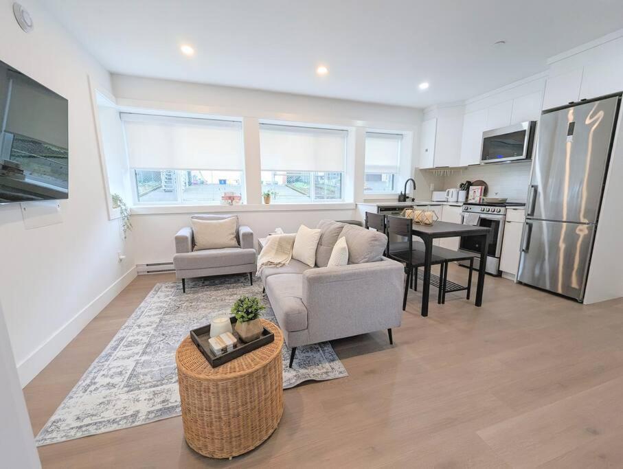 Centrally Located, Modern, 2 Bedroom Home Vancouver Eksteriør billede
