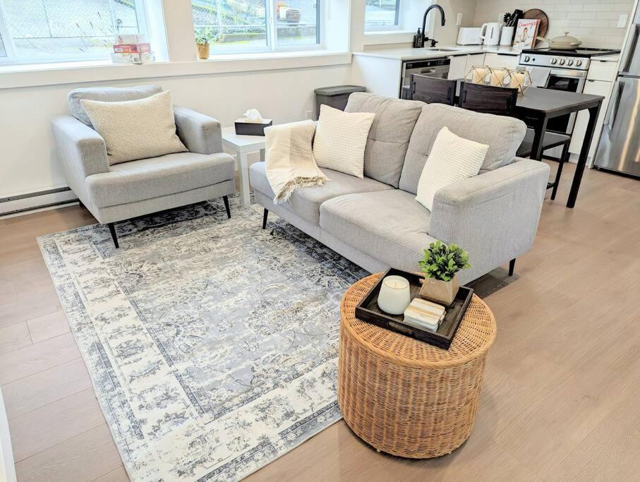 Centrally Located, Modern, 2 Bedroom Home Vancouver Eksteriør billede