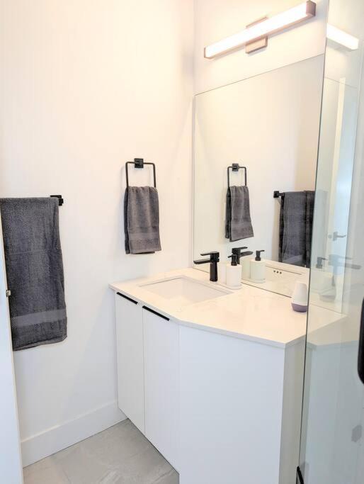 Centrally Located, Modern, 2 Bedroom Home Vancouver Eksteriør billede