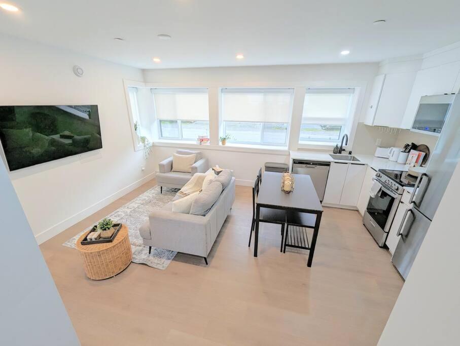 Centrally Located, Modern, 2 Bedroom Home Vancouver Eksteriør billede