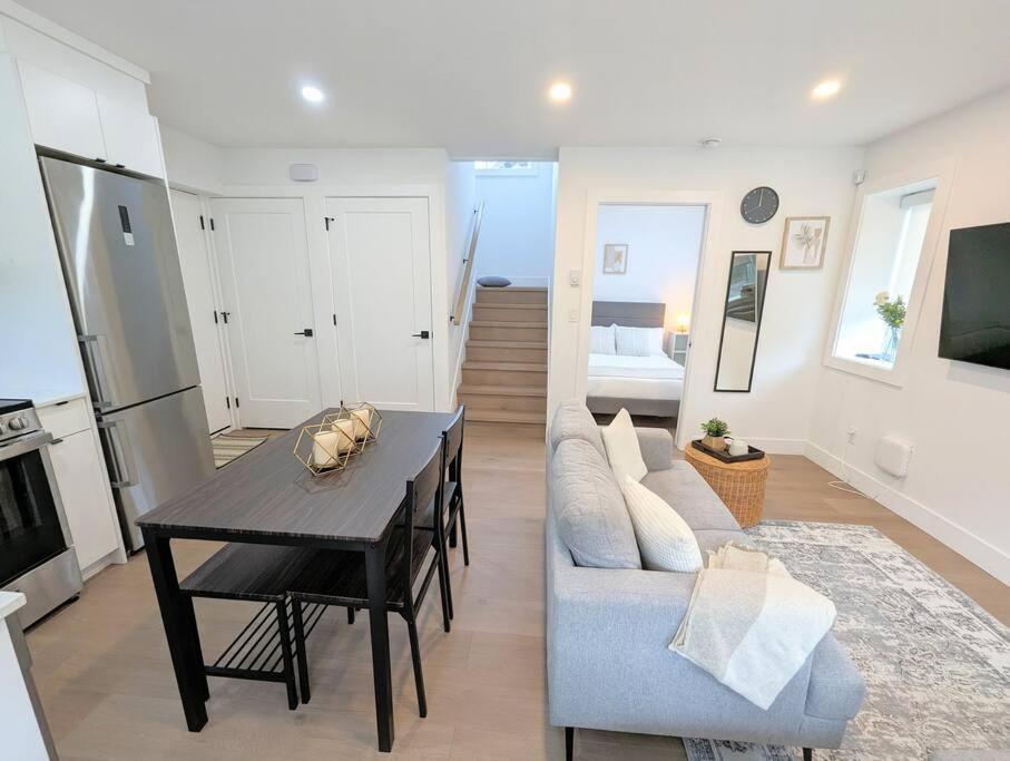 Centrally Located, Modern, 2 Bedroom Home Vancouver Eksteriør billede