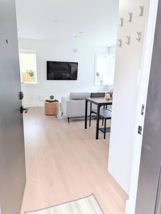 Centrally Located, Modern, 2 Bedroom Home Vancouver Eksteriør billede